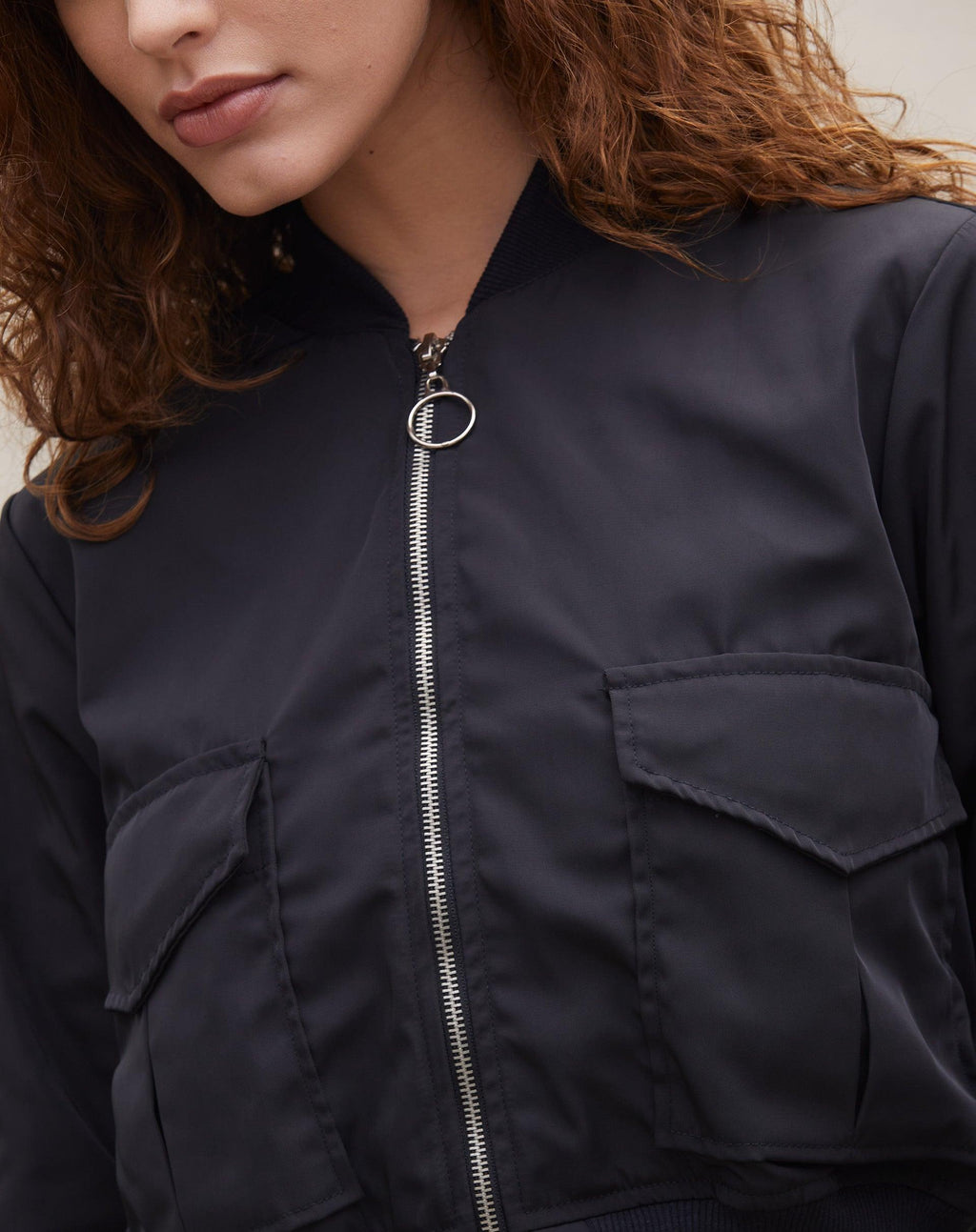 Jaqueta Cropped Bomber com Bolsos e Ombreiras - Preto